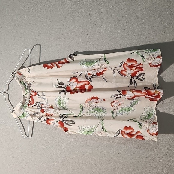 Tops - Womans Off White Floral Halter Top size Medium
